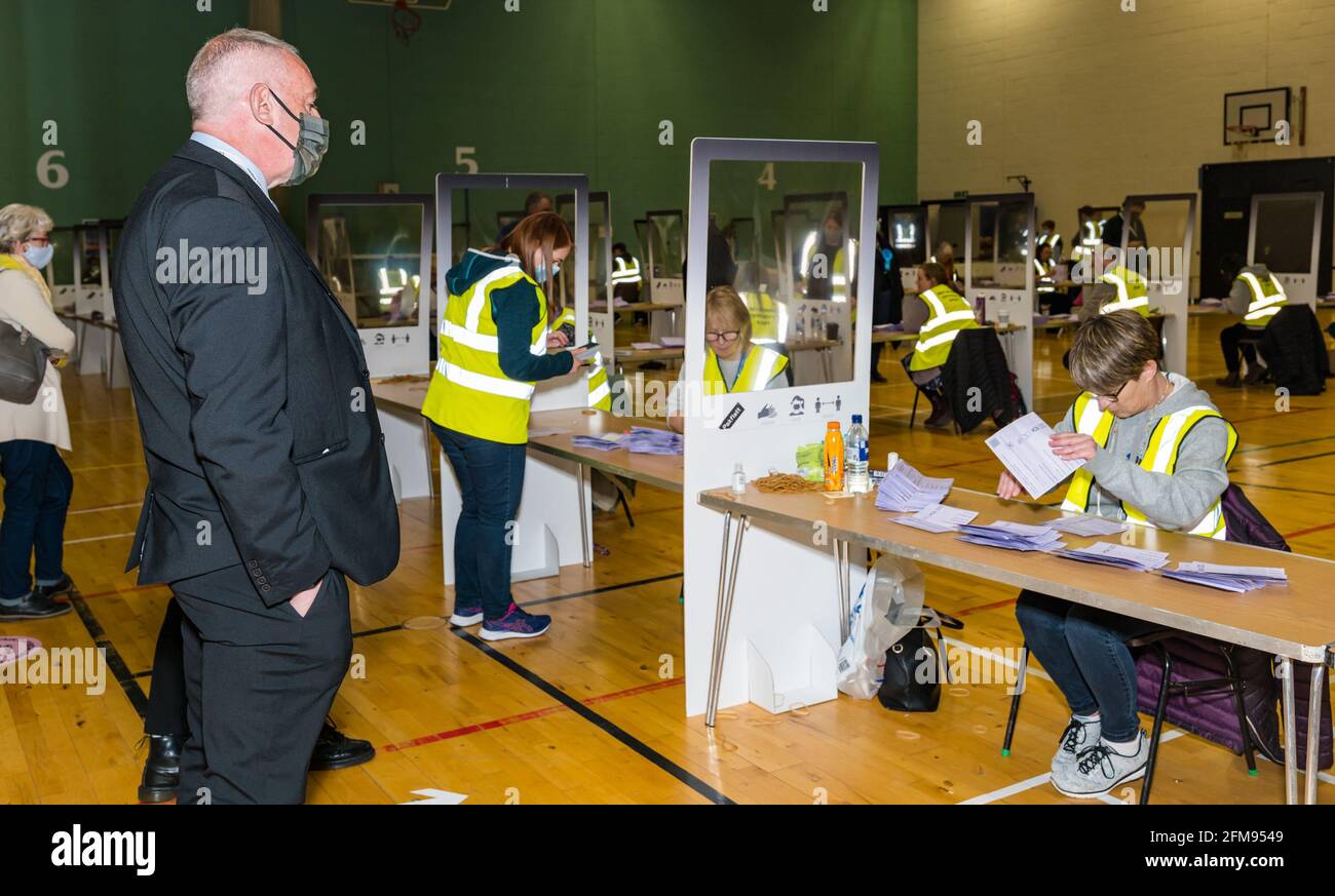 Meadowmill Sports Center, East Lothian, Écosse, Royaume-Uni. 7 mai 2021. Le compte des élections parlementaires écossaises pour la circonscription de Lothian est : Paul McLennan, candidat du Parti national écossais (SNP) et conseiller local, regarde le compte portant un masque facial et socialement distancé Banque D'Images