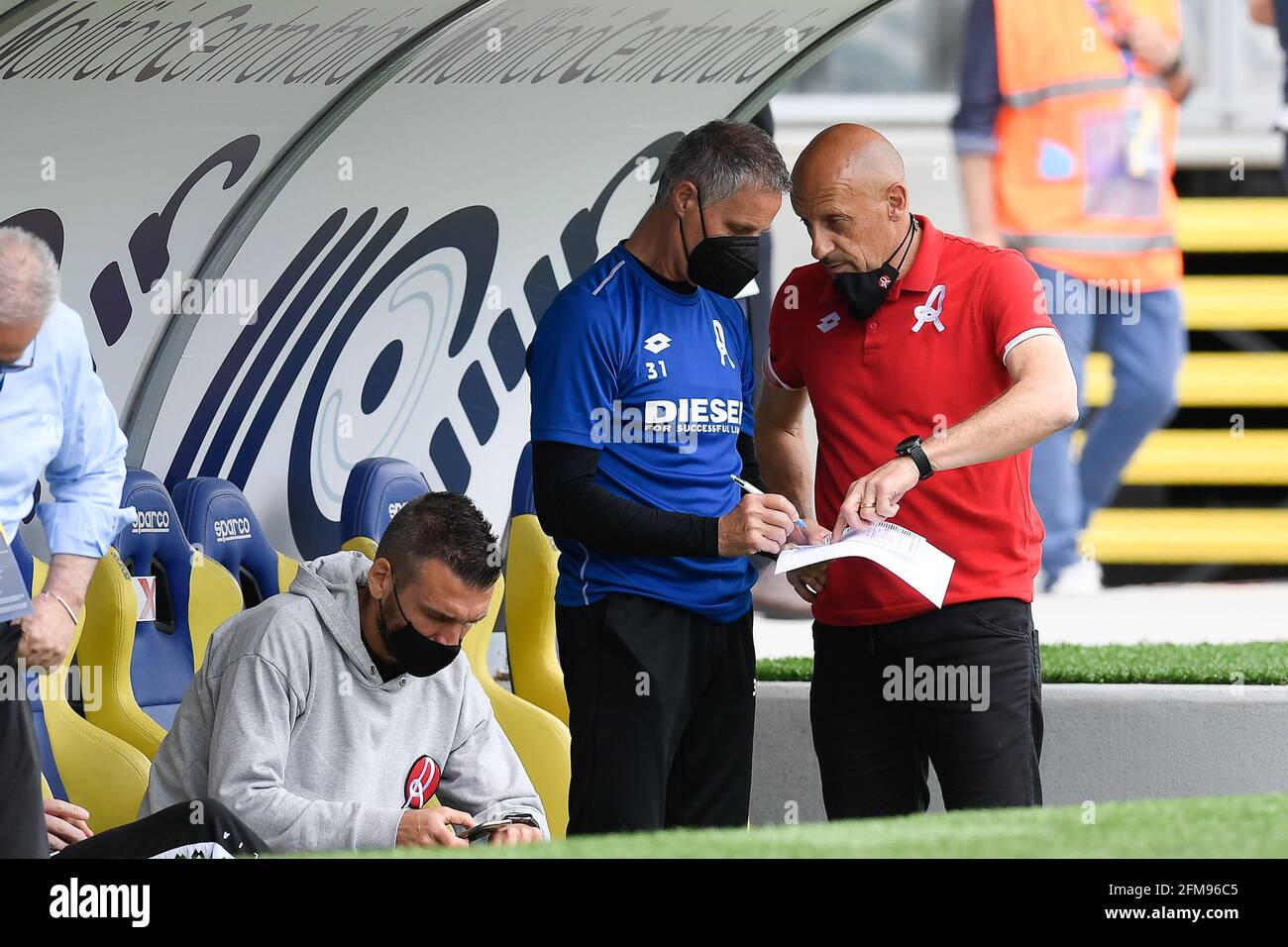 Frosinone, Italie. 7 mai 2021. Domenico Di Carlo entraîneur de LR Vicenza et Claudio Valigi deuxième entraîneur de LR Vicenza à la Frosinone vs Vicenza série B crédit de la Ligue: Roberto Ramaccia/Alay Live News Banque D'Images
