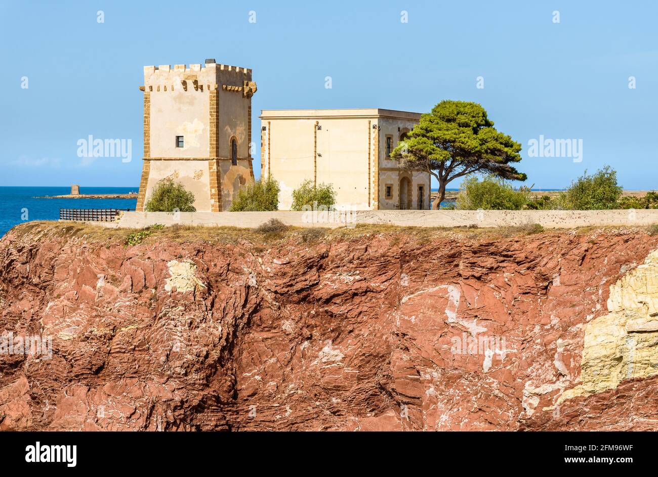 La Tour Alba ou Tour de Cala Rossa, est une tour de défense sur la côte de la mer Méditerranée à Terrasini, province de Palerme, Sicile, Italie Banque D'Images