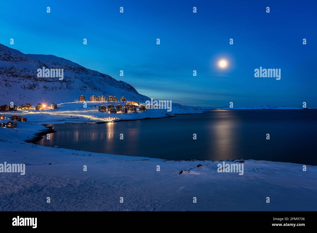 Lever de lune à Quinngorput près de Nuuk, au Groenland Banque D'Images