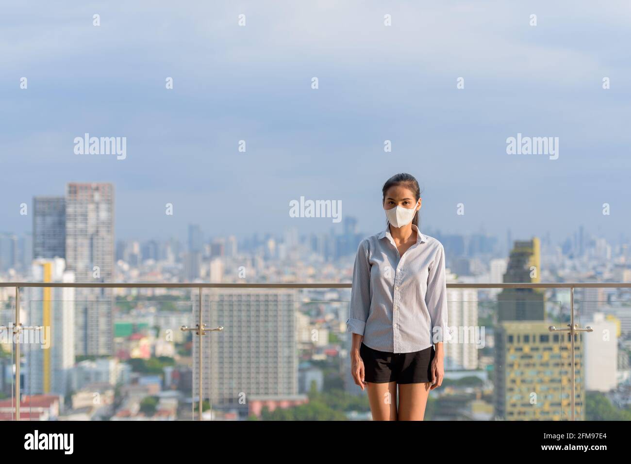 Femme asiatique portant un masque pour protéger contre le coronavirus Covid-19 tir horizontal Banque D'Images