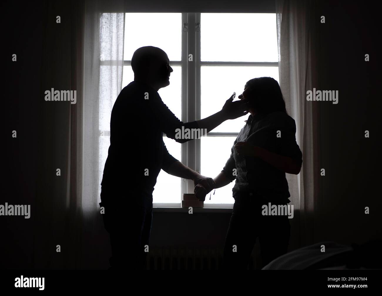 Violence domestique. Un homme agressif frappant, claquant une femme dans le visage. Violence contre les femmes. Abus contre les femmes. Photo Fredrik Sandberg / TT code 10080 Banque D'Images