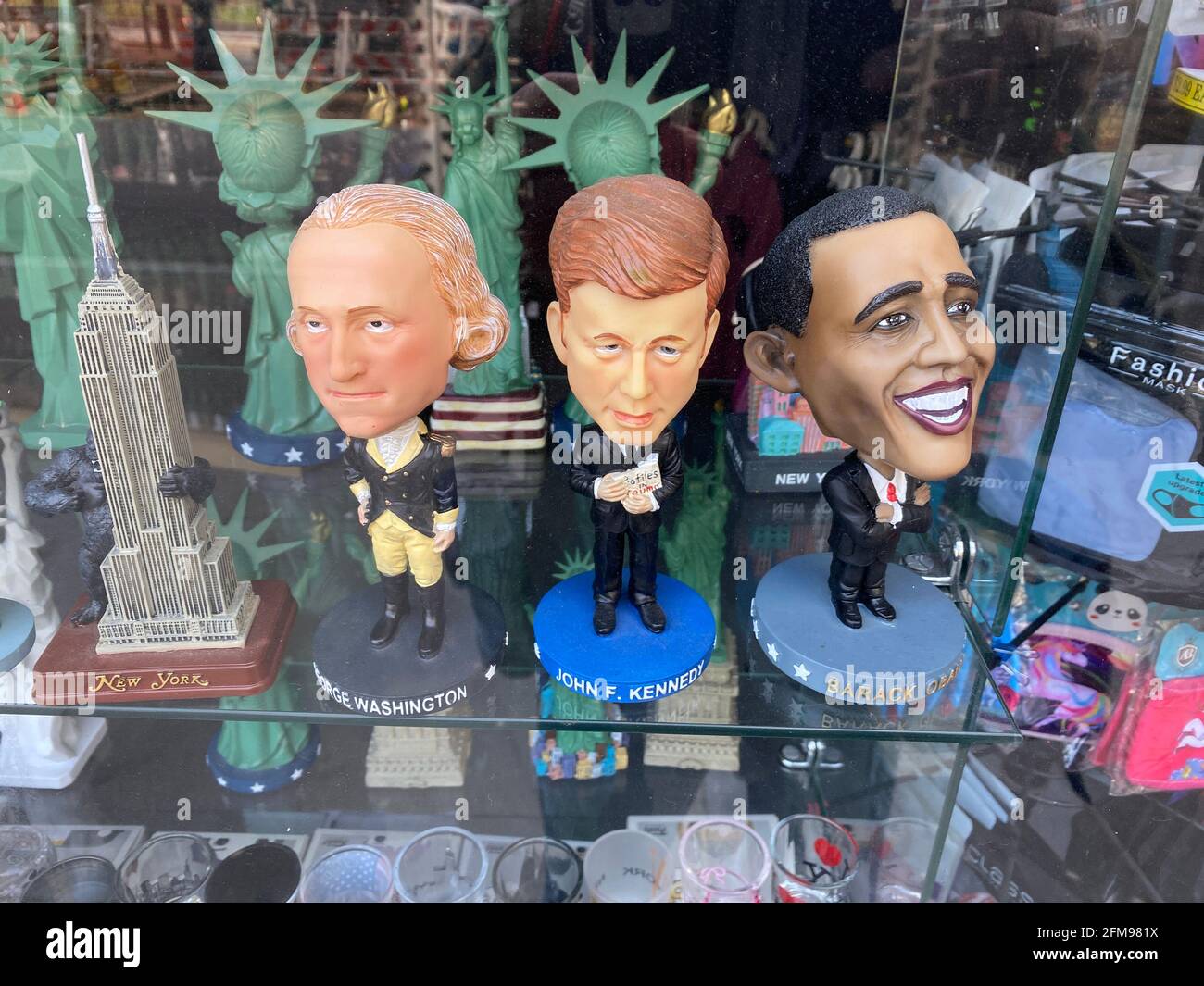 Caricatures de trois présidents américains célèbres dans la fenêtre d'un magasin de souvenirs de New York. Banque D'Images