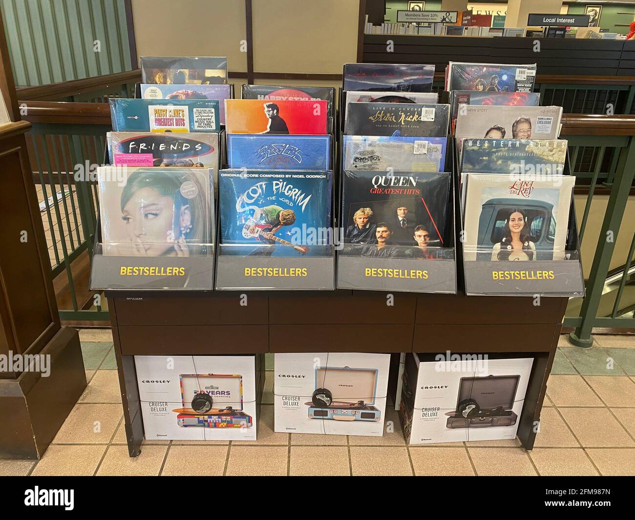 Les disques vinyles ont connu une reprise ces dernières années, comme l'ont vu cette exposition de disques et de joueurs de disques en vente dans un magasin Barnes & Noble à Brooklyn, New York. Banque D'Images