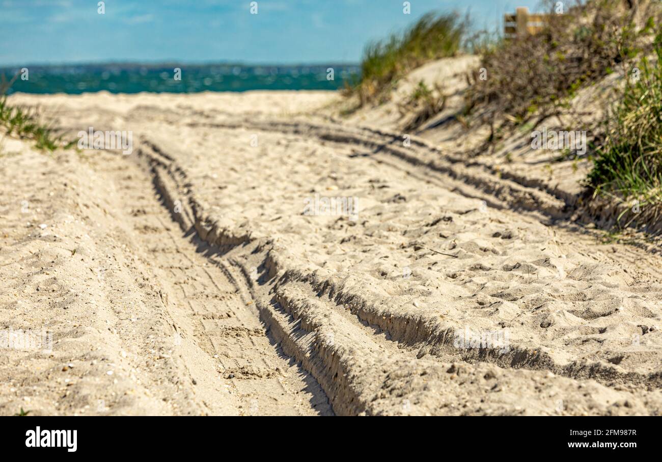 Des traces de pneus dans le sable à Towd point, Southampton, NY Banque D'Images