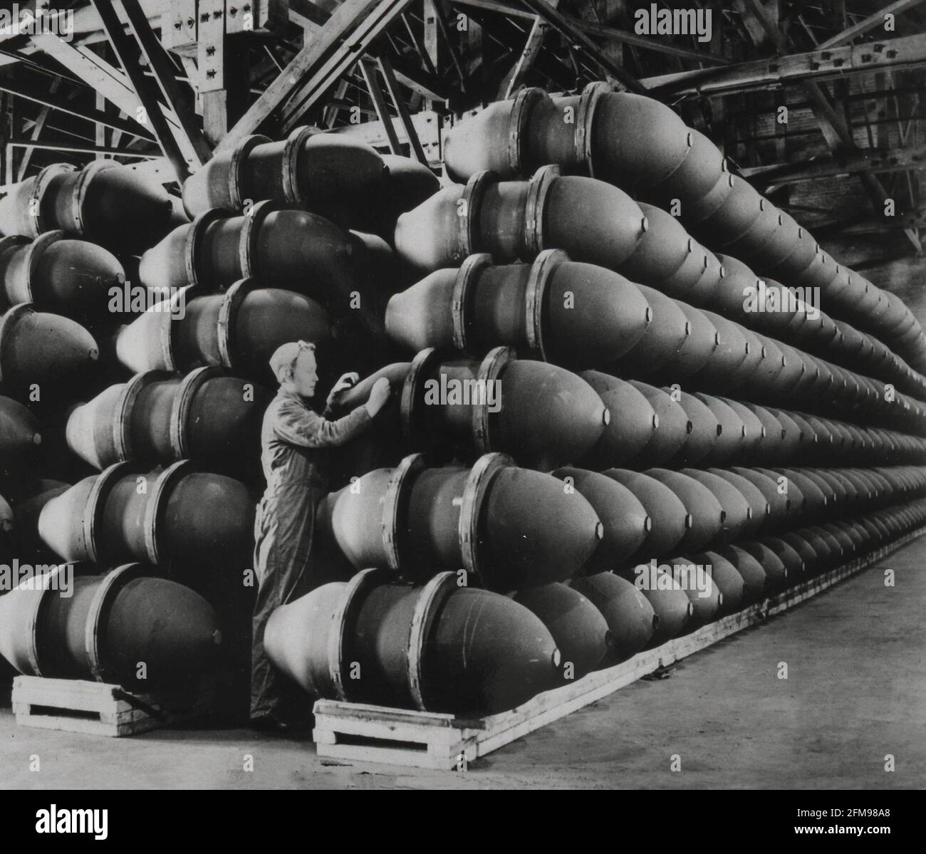 Bombes boyaux prêts pour l'expédition à Firestone une femme inspecte Les cas d'une usine de Firestone effort de guerre de la Seconde Guerre mondiale Banque D'Images