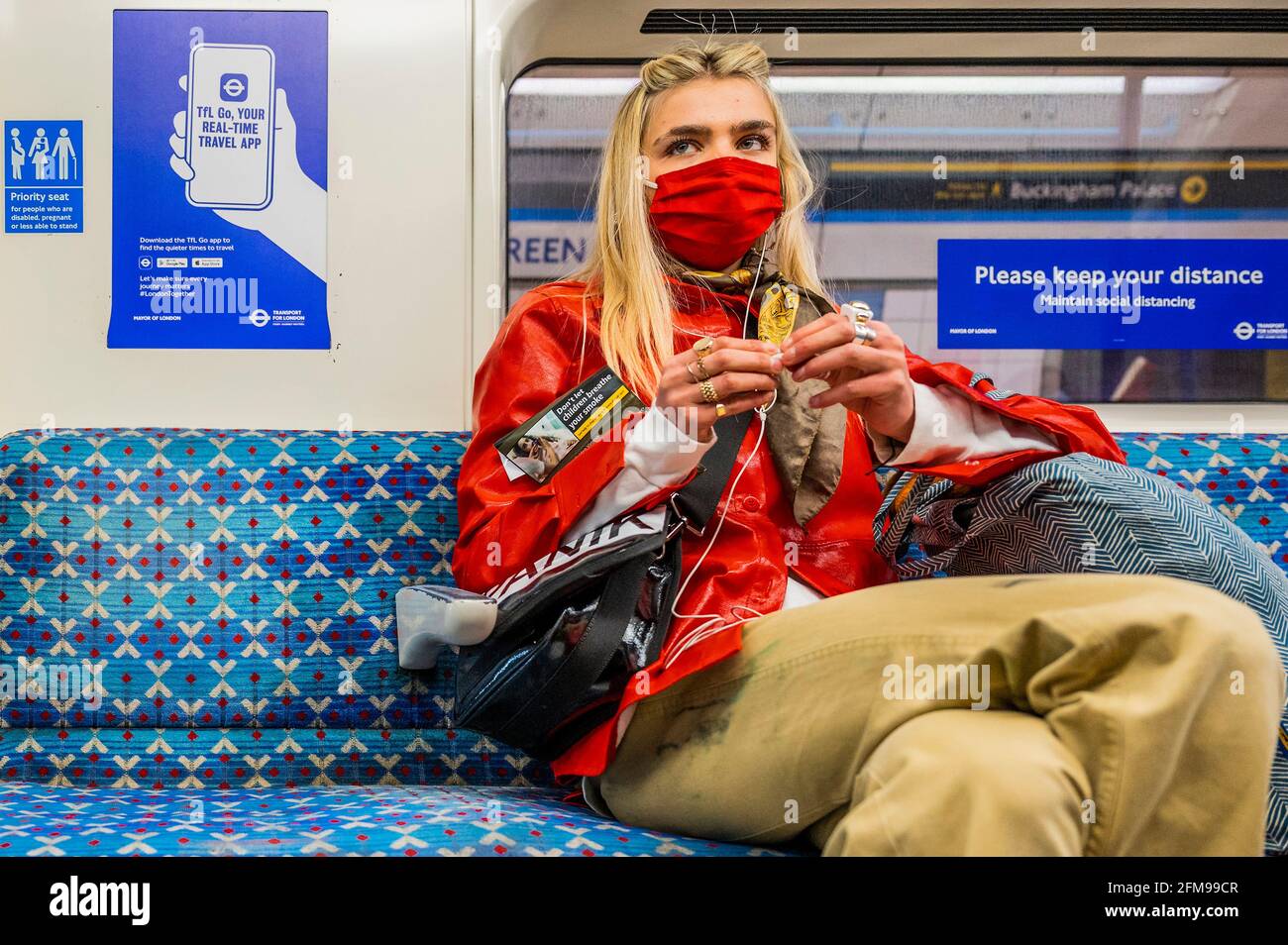 Londres, Royaume-Uni. 7 mai 2021. Le métro est occupé sur le alors que la prochaine étape de l'assouplissement du verrouillage national entre en vigueur. Crédit : Guy Bell/Alay Live News Banque D'Images