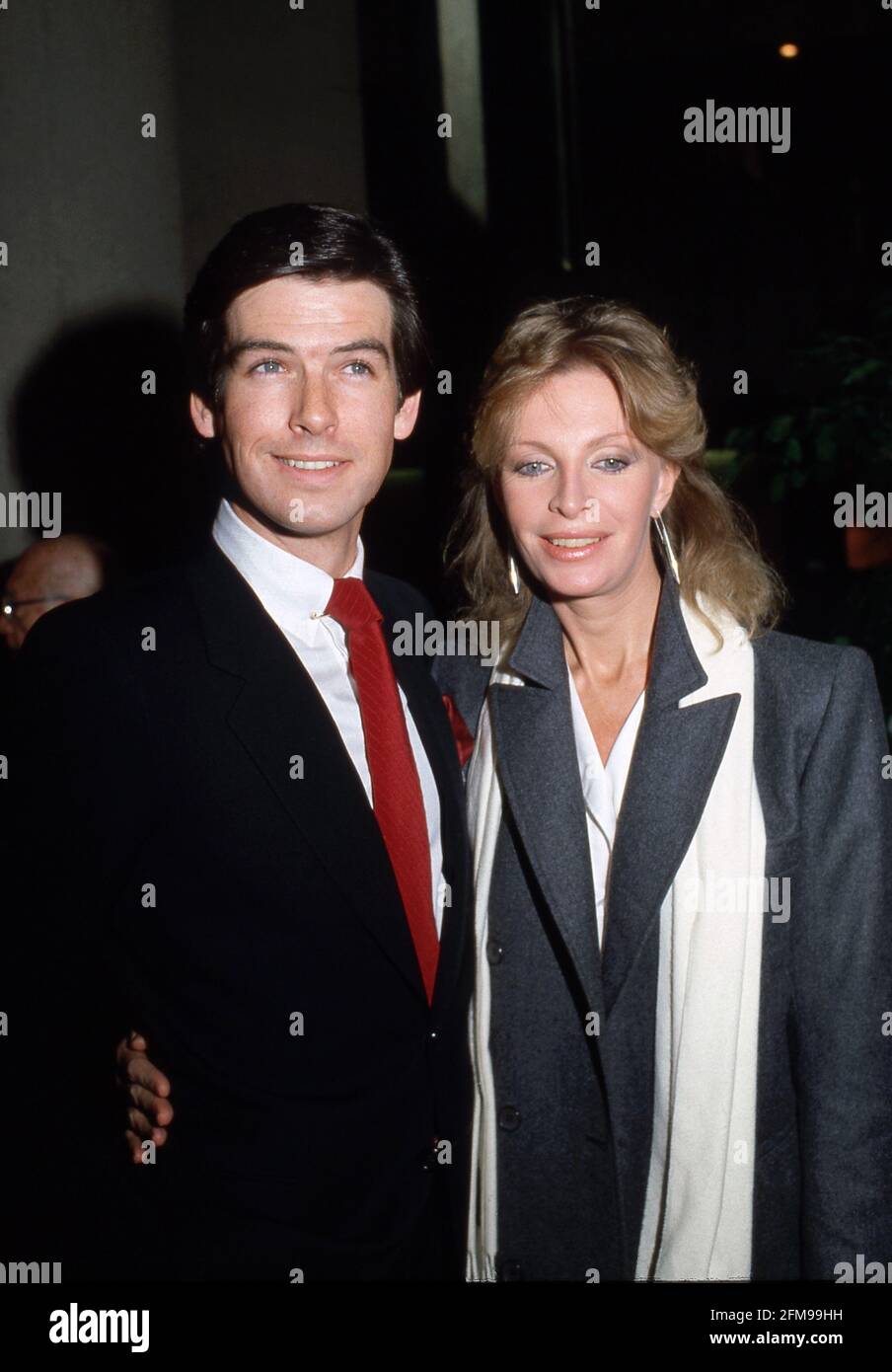 Pierce Brosnan et Cassandra Harris Circa des années 80 crédit : Ralph Dominguez/MediaPunch Banque D'Images