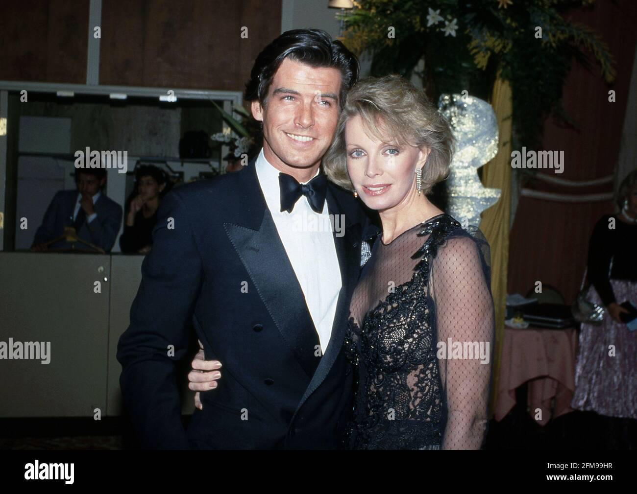 Pierce Brosnan et sa femme Cassandra Harris lors de la 42e édition annuelle du Golden Globe Awards à l'hôtel Beverly Hilton de Beverly Hills, Californie le 26 janvier 1985 crédit: Ralph Dominguez/MediaPunch Banque D'Images