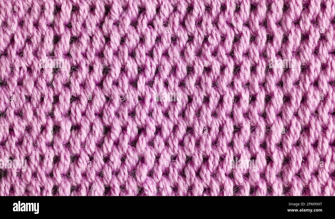 Gros plan sur des fibres de tissu rose, mise au point sélective. Banque D'Images