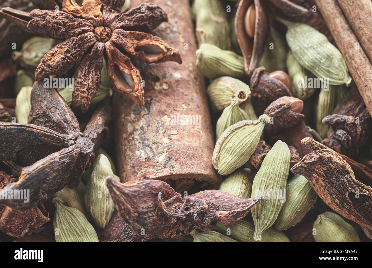 Gros plan sur les gousses de cardamome, les bâtonnets d'anis et de cannelle, mise au point sélective. Banque D'Images
