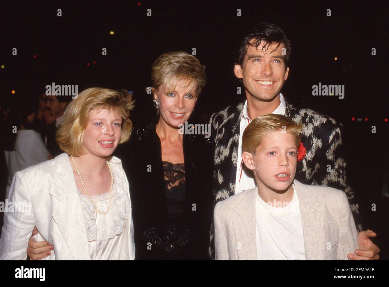 Pierce Brosnan avec Chris Brosnan, Cassandra Harris et Charlotte Brosnan Circa 1986 crédit: Ralph Dominguez/MediaPunch Banque D'Images