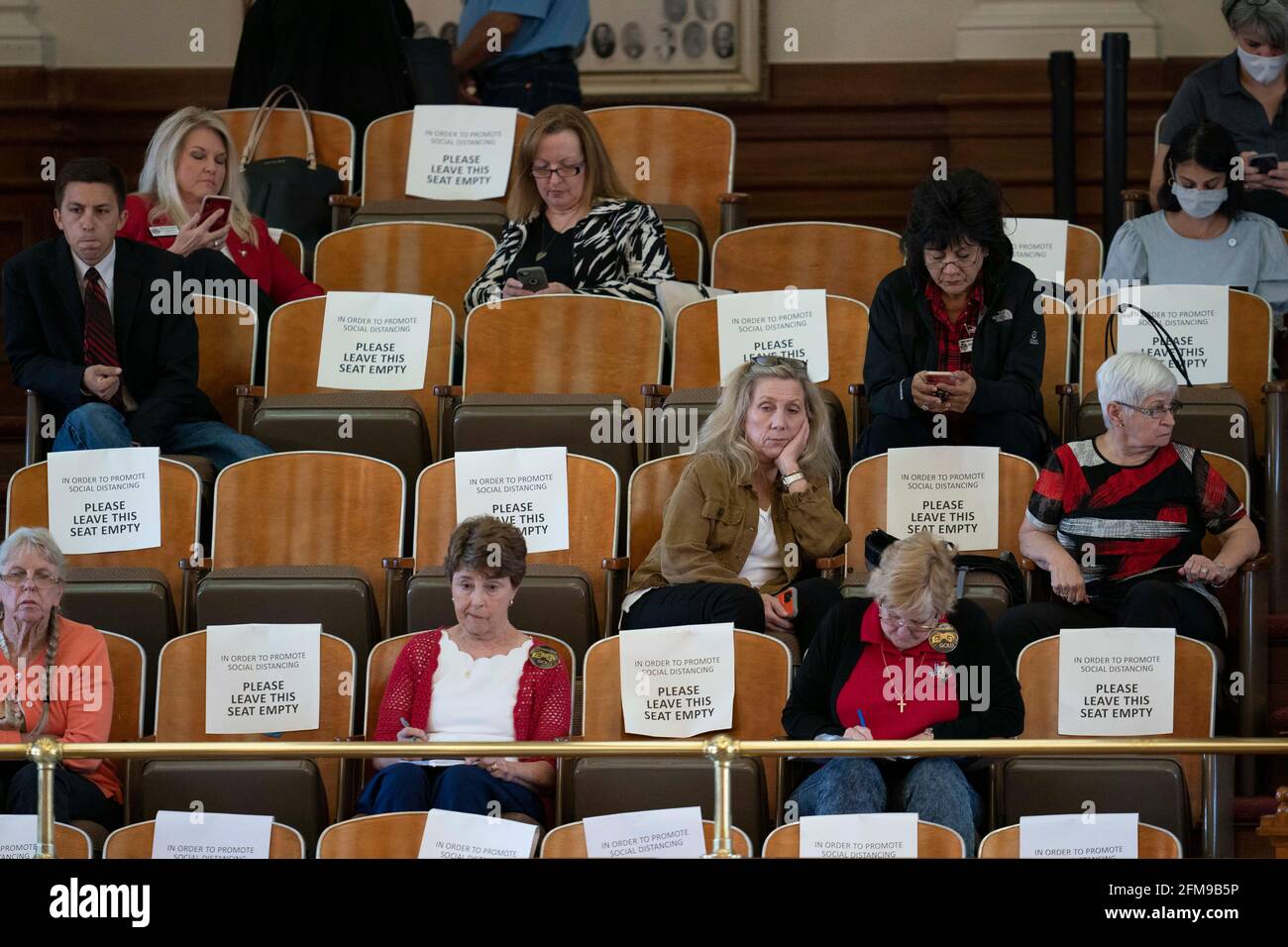 6 mai 2021, Austin Texas USA:les membres socialement éloignés du public regardent de la galerie comme les membres de la Chambre des représentants débat SB 7, un projet de loi d'élections omnibus controversé qui ferait des changements à la façon dont les élections du Texas sont tenues, tard dans la nuit. . Crédit : Bob Daemmrich/Alay Live News Banque D'Images