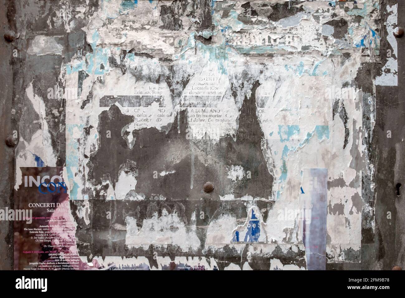 Texture abstraite du papier de grunge, arrière-plan déchiré de l'affiche. Publicité déchirée. Banque D'Images