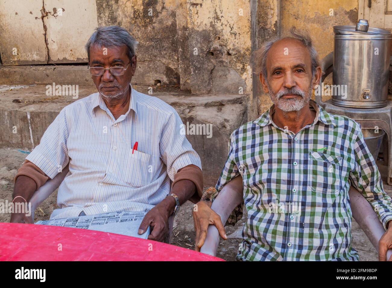 JUNAGADH, INDE - 9 FÉVRIER 2017 : deux hommes au centre de Junagadh, État du Gujarat, Inde Banque D'Images