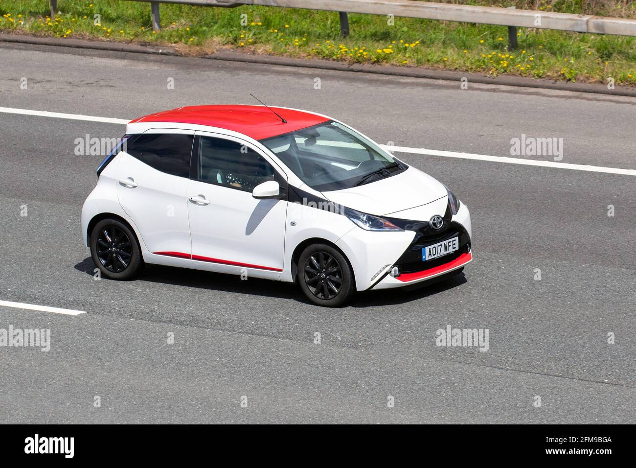 2017 blanc Toyota Aygo X-Press VVT 998cc; circulation automobile, véhicules en mouvement, voitures, véhicule roulant sur les routes britanniques, moteurs, moto sur l'autoroute M6 réseau routier britannique. Banque D'Images
