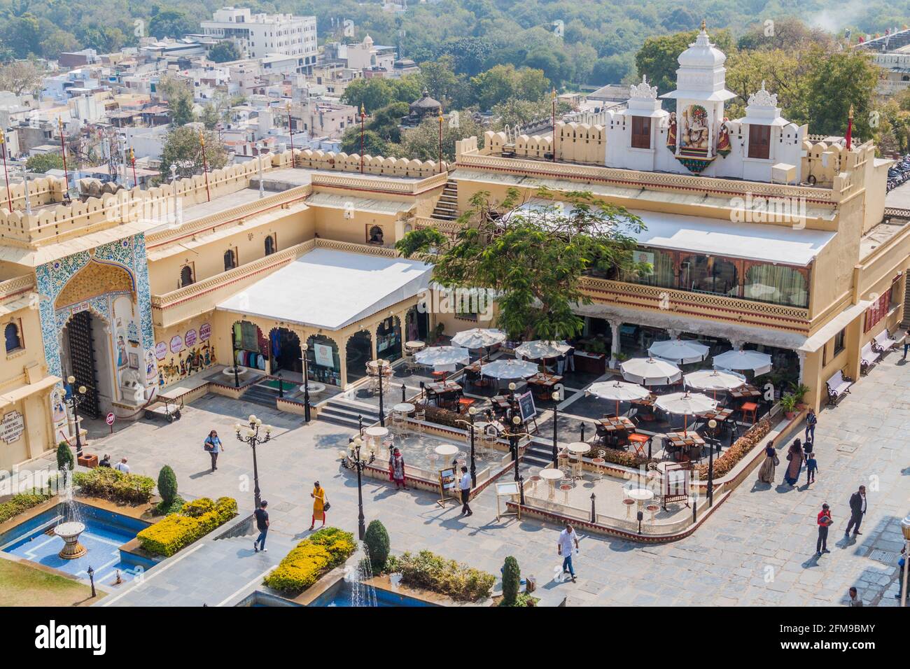 UDAIPUR, INDE - 12 FÉVRIER 2017 : cour du palais de la ville à Udaipur, État du Rajasthan, Inde Banque D'Images