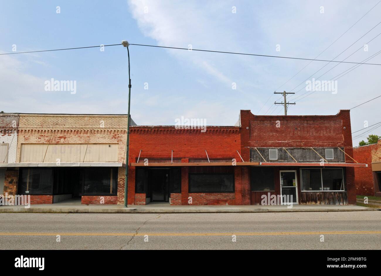 Des vitrines vacantes dans des bâtiments historiques en brique bordent la rue principale de la route 66 ville de Commerce, Oklahoma. Banque D'Images