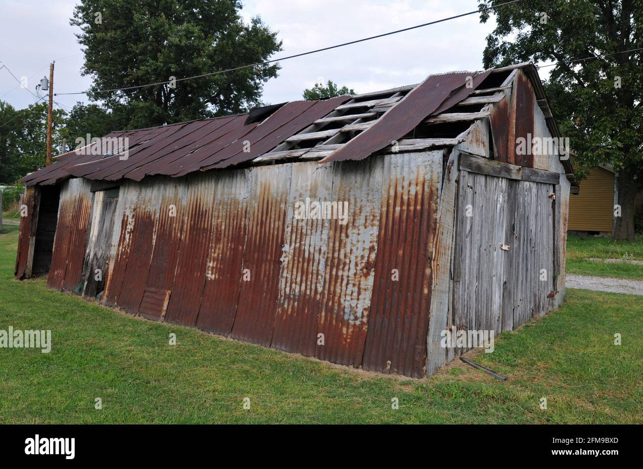 La vieille grange rouille de la maison de campagne de Mickey Mantle à Commerce, Oklahoma. Mantle a utilisé le hangar comme un filet de sécurité comme il a pratiqué. Banque D'Images
