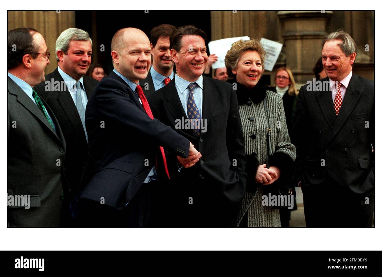 William Hague accueille Michael Portillo et sa femme Caroline à l'extérieur de la porte de St. Stephens à Westminster à Portillo le premier jour de retour sur le travail Francis Maude (à droite) Michael Ankram (à gauche) Banque D'Images