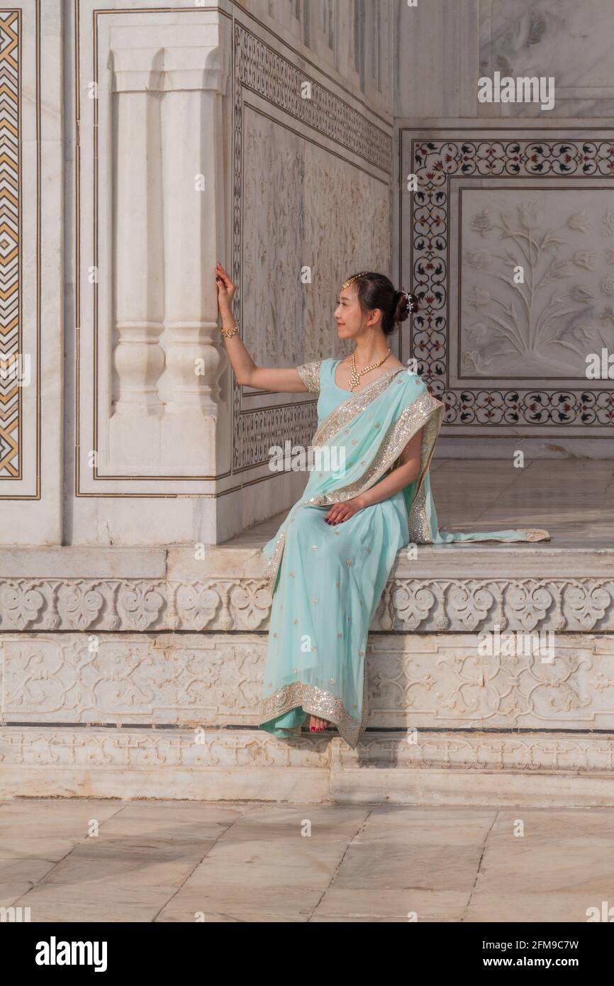 AGRA, INDE - 19 FÉVRIER 2017 : une jeune fille pose devant le Taj Mahal à Agra, Inde Banque D'Images