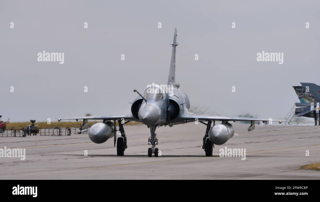 Aéroport d'Evreux France LE 14 JUILLET 2019 vue frontale d'un avion de combat sur la piste avec un espace de copie par temps nuageux. Dassault Mirage 2000-5F de l'Armée de l'Air française Banque D'Images