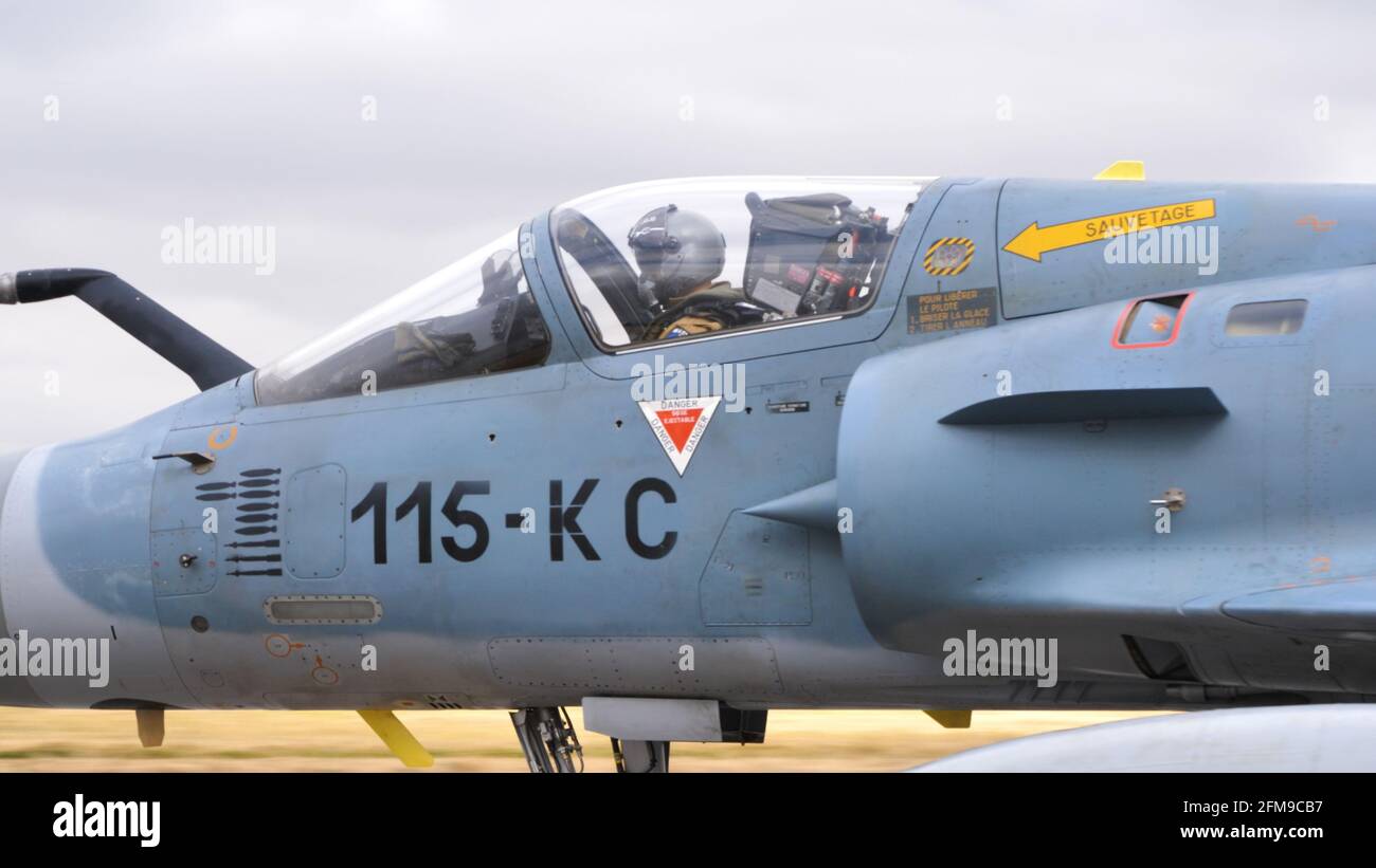 Aéroport d'Evreux France 14 JUILLET 2019 pilote militaire dans le cockpit d'un avion de combat. Vue rapprochée. Dassault Mirage 2000C de l'Armée de l'Air française Banque D'Images