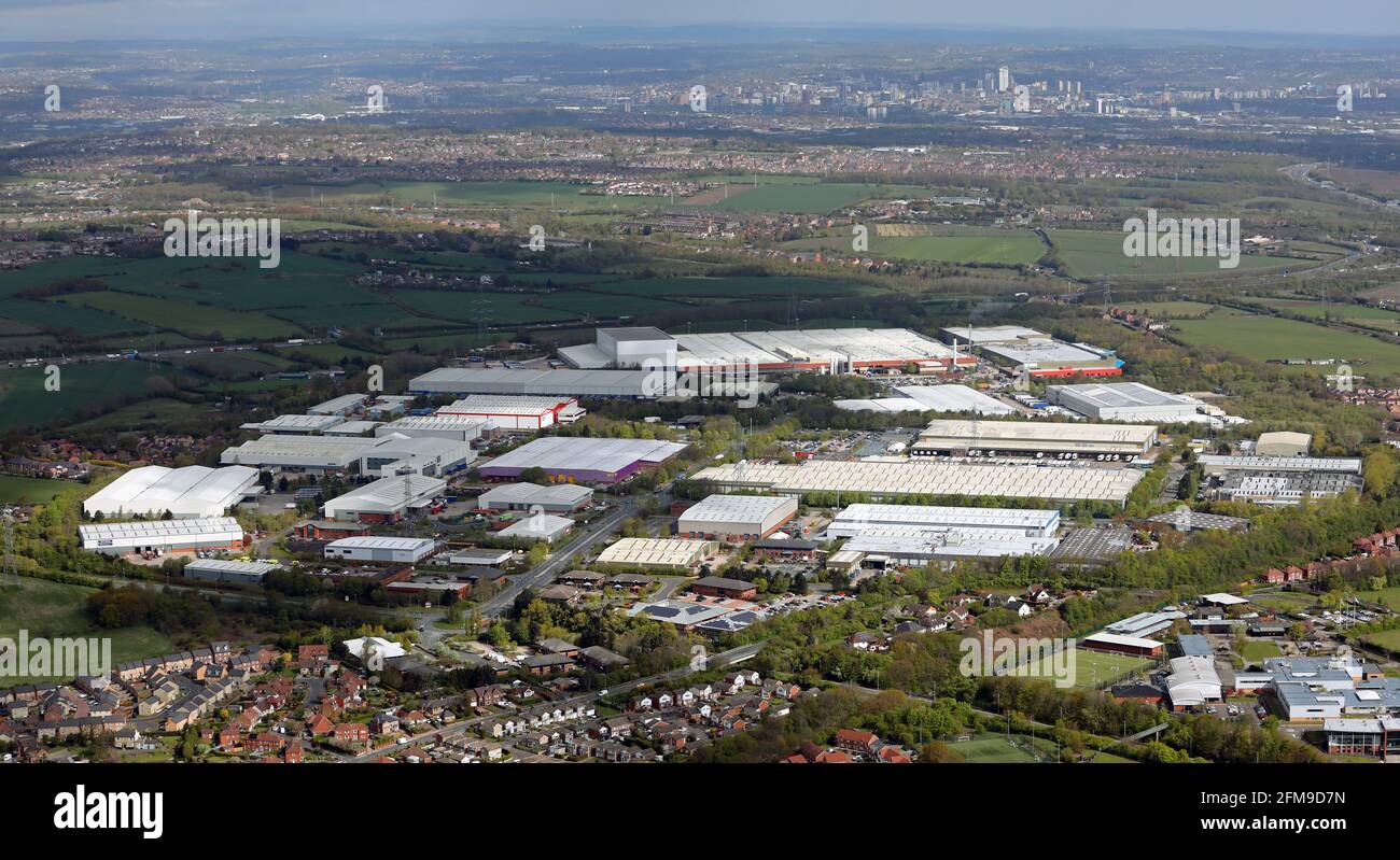 Vue aérienne de 41 Industrial Estate, Wakefield regardant vers le nord avec Leeds au loin Banque D'Images