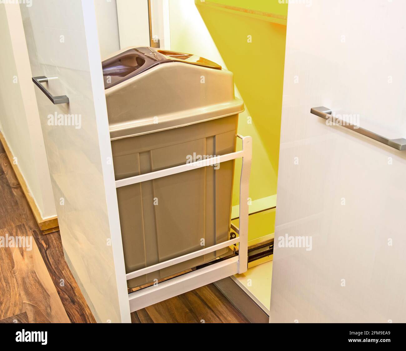 Décoration intérieure de la cuisine dans appartement de luxe montrant la proximité détail du placard coulissant avec poubelle Banque D'Images