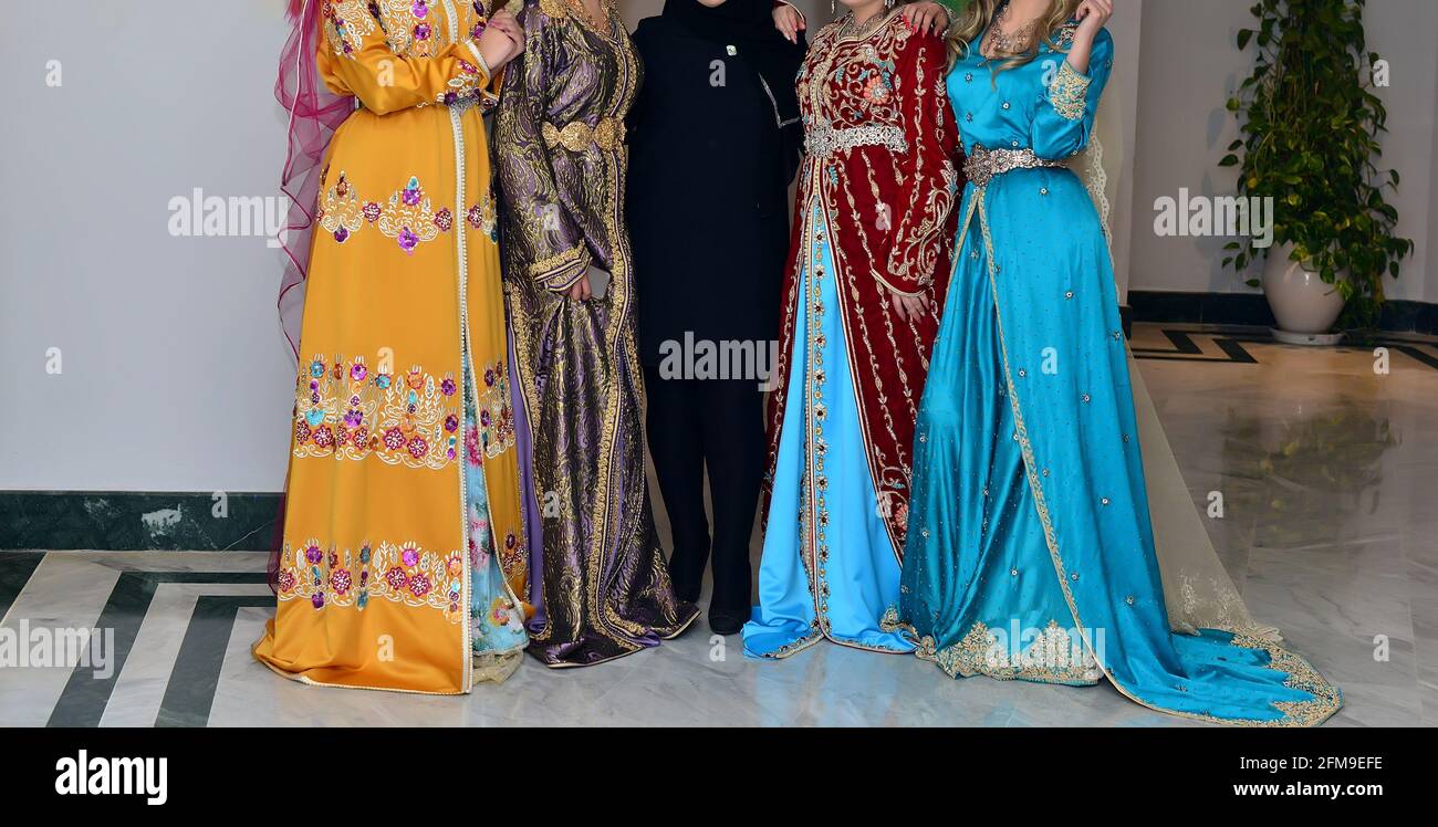 Un groupe de modèles marocains portant des caftans. Le caftan est un long, fluide type de robe-comme robe qui est souvent porté au Maroc. Banque D'Images