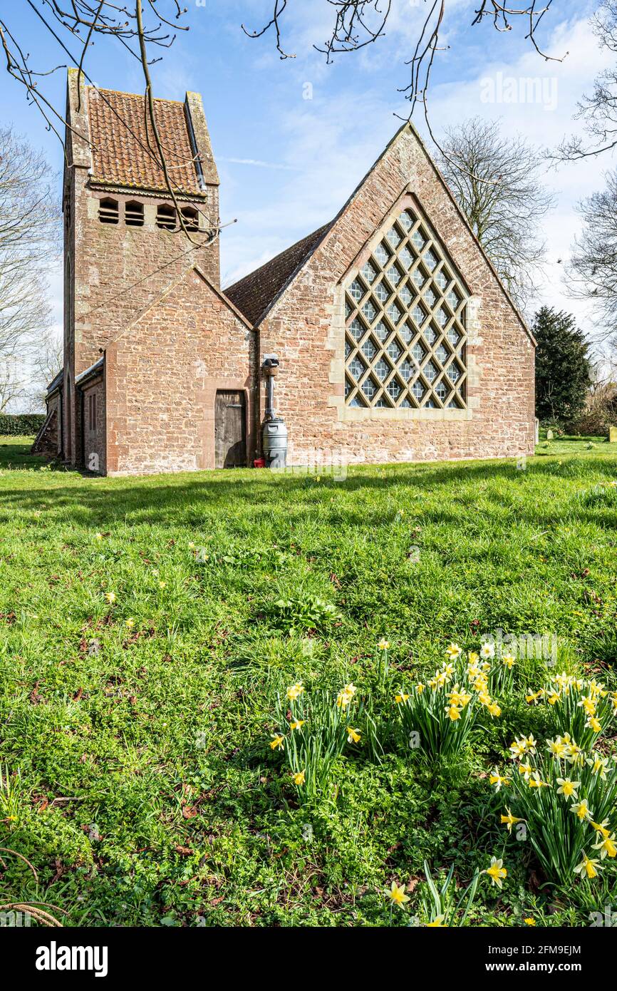 L'église du mouvement des arts et de l'artisanat du XXe siècle de St Edward construite en grès rouge local dans le village de Kempley, Gloucestershire, Royaume-Uni Banque D'Images