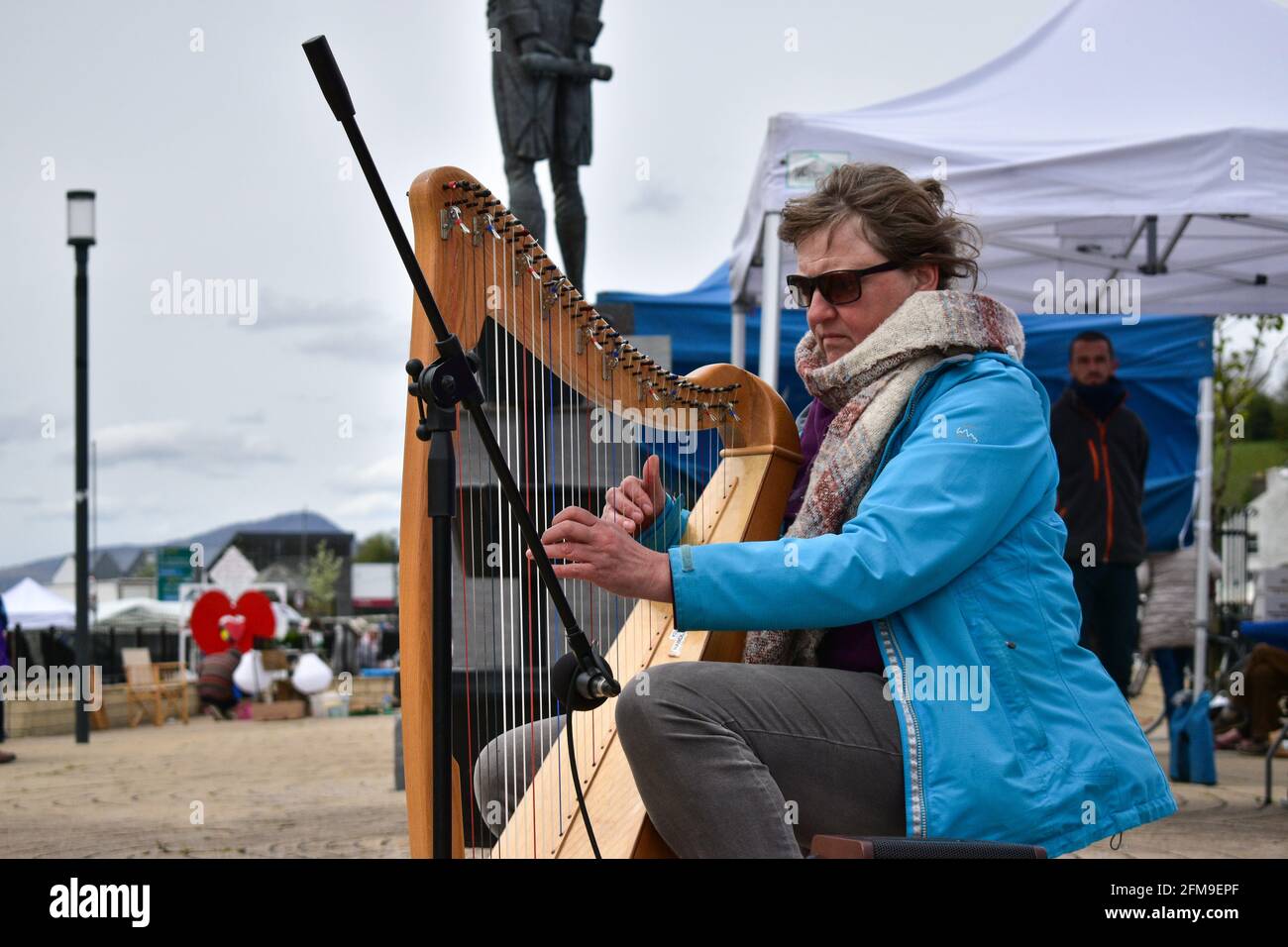 Bantry, West Cork, Irlande. Le 7 mai, Streets of Bantry nous sommes occupés aujourd'hui car c'est le premier marché du mois, musicien jouant de la harpe au marché Bantry. Crédit: Karlis Dzjamko/Alay Live News Banque D'Images