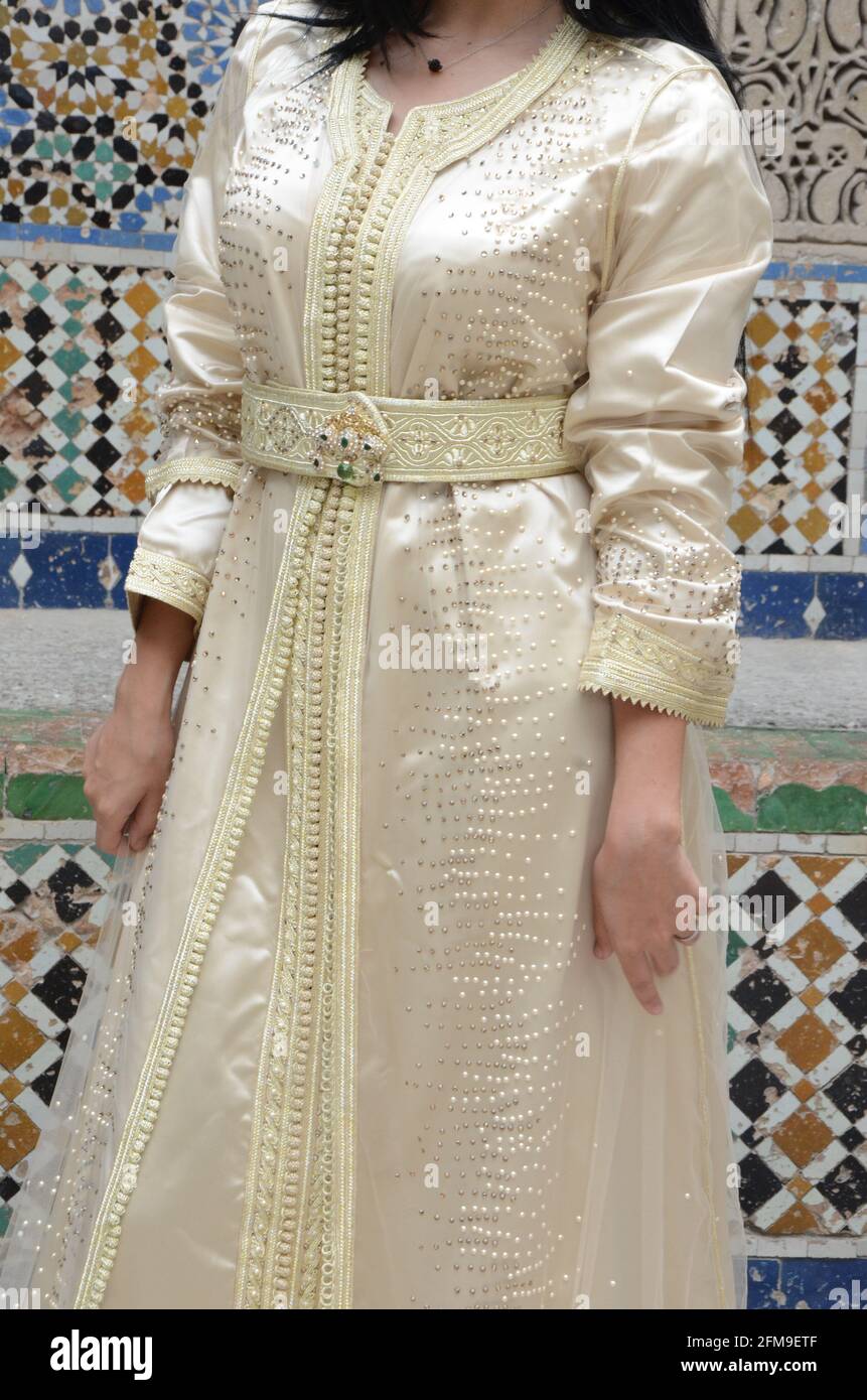 Le modèle marocain porte un caftan marocain. Le caftan est un long, fluide type de robe-comme robe qui est souvent porté au Maroc. Banque D'Images