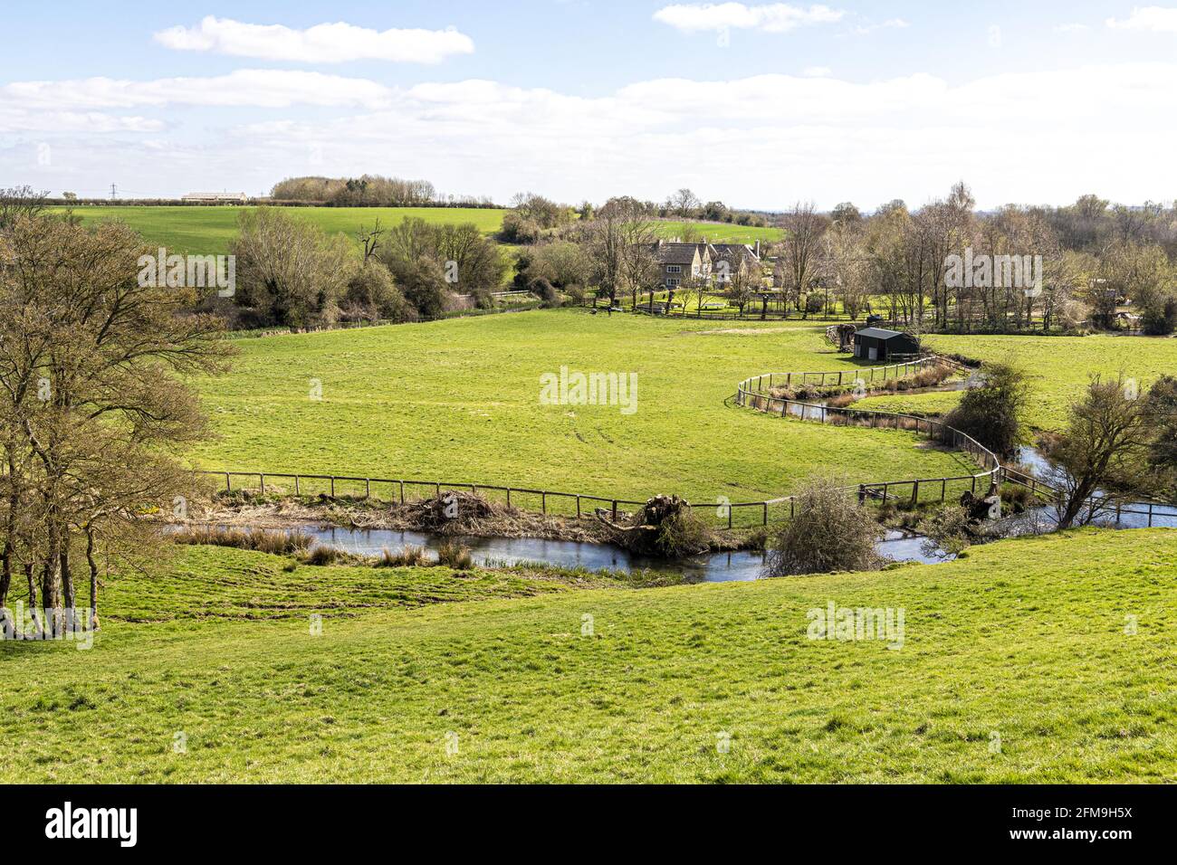 La vallée de la rivière Loach entre les villages Cotswold d'Eastleach et de Southrop, Gloucestershire, Royaume-Uni Banque D'Images