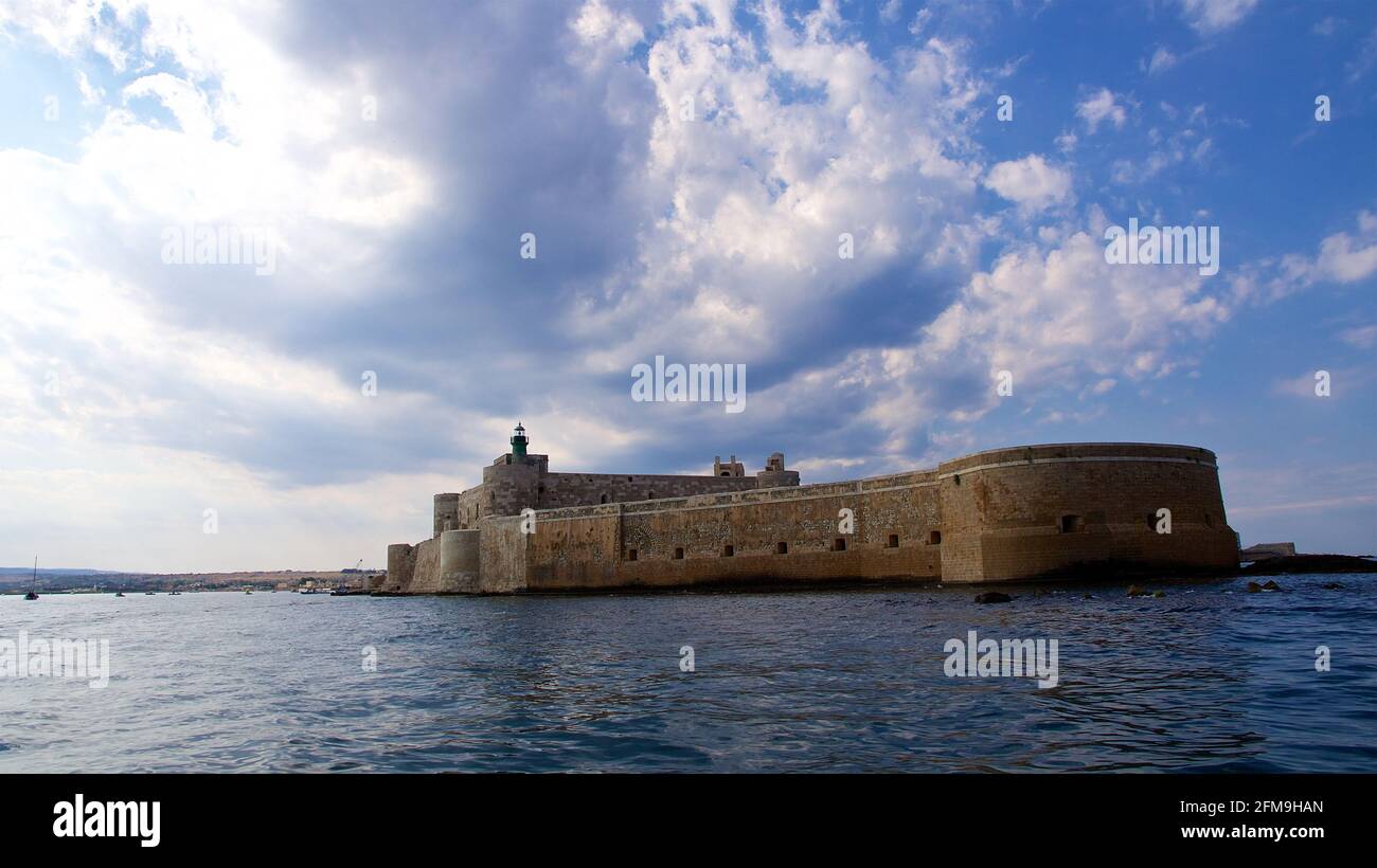 Italie, Sicile, Syracuse, Péninsule d'Ortigia, Isola di Ortigia, Forteresse de Maniace, Castello, photographié de la mer, mer bleu foncé, ciel paysan avec beaucoup de nuages, dynamique Banque D'Images