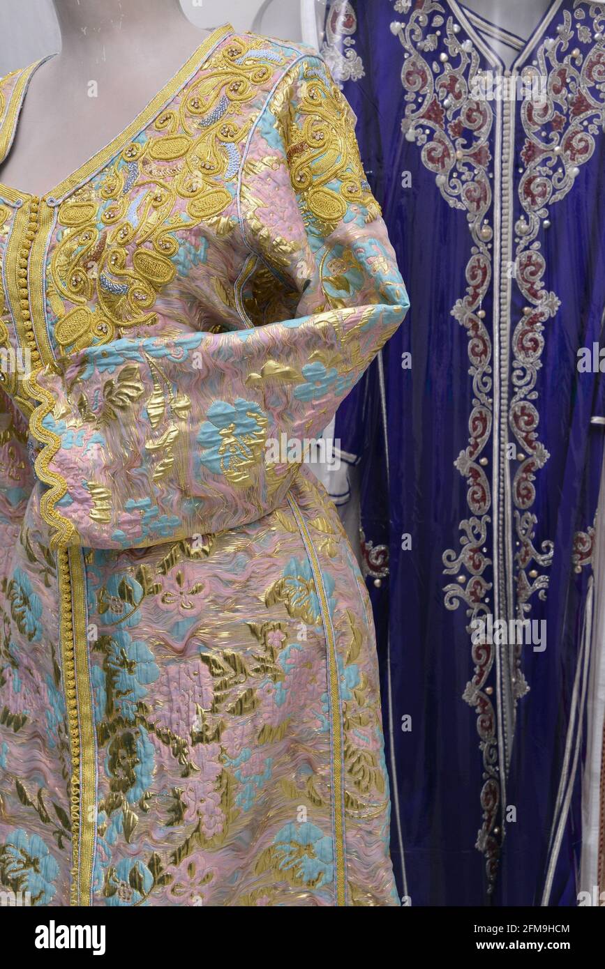 Détails d'un caftan marocain bleu pour femmes, et dentelle dorée Banque D'Images