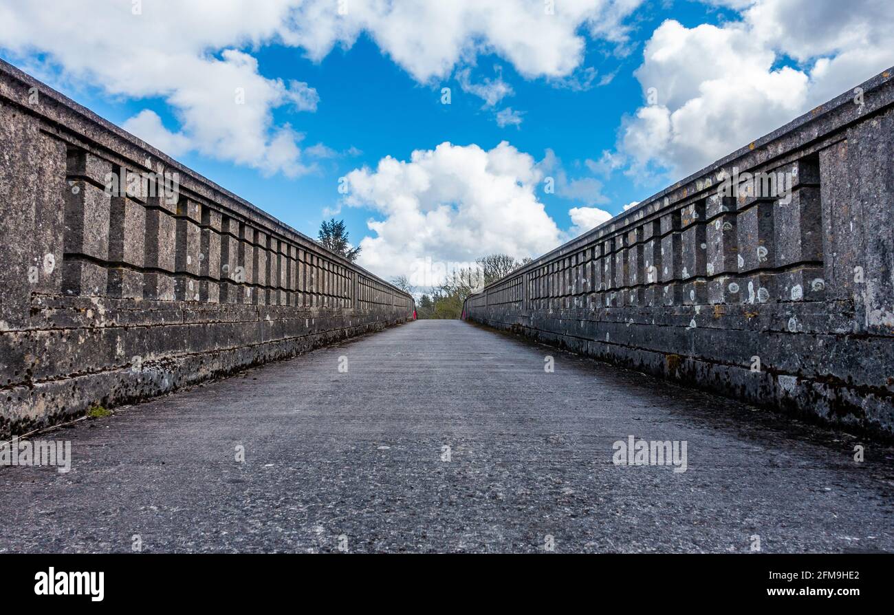 Logie Buchan War Memorial Bridge au-dessus de la rivière Ythan dans le petit hameau ou la paroisse de Logie Buchan, Aberdeenshire, Écosse, Royaume-Uni Banque D'Images