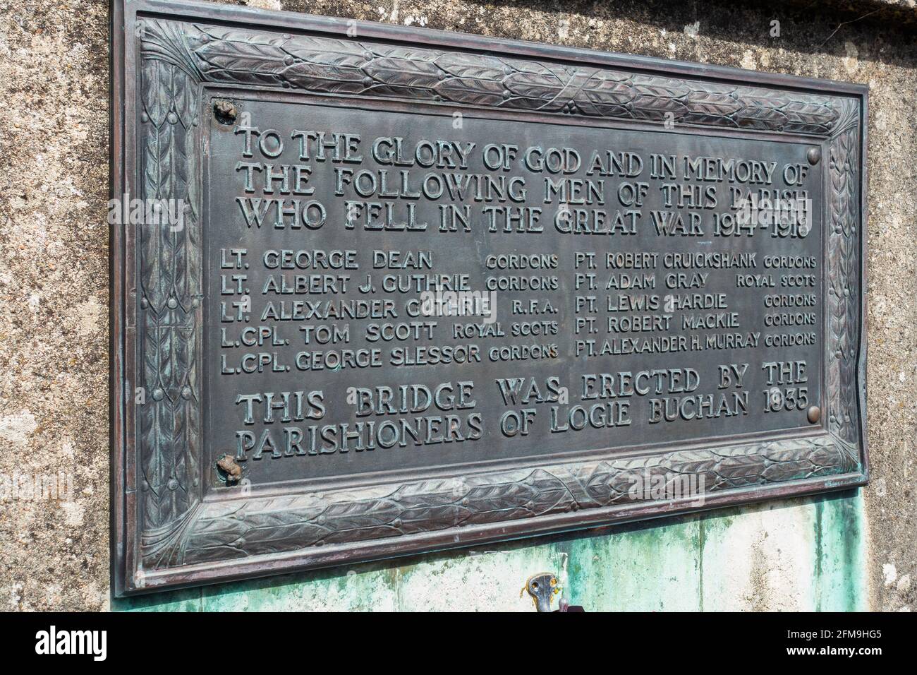 La plaque sur le pont Logie Buchan War Memorial Bridge au-dessus de la rivière Ythan dans le petit hameau ou la paroisse de Logie Buchan, Aberdeenshire, Écosse, Royaume-Uni Banque D'Images