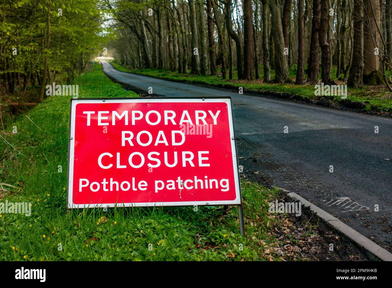 Panneau indiquant la fermeture temporaire de la route pahole sur une zone rurale Au Royaume-Uni Banque D'Images