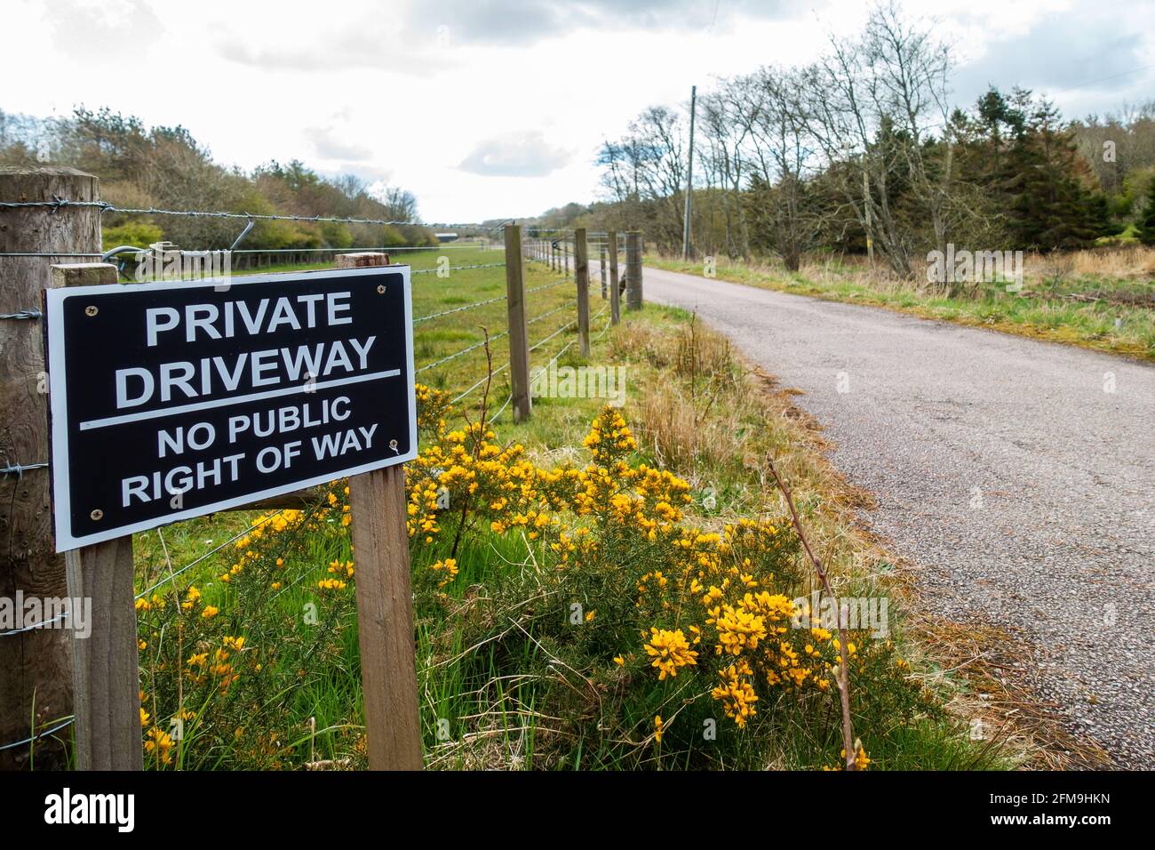 Panneau indiquant l'allée privée, pas de droit de passage public Une route rurale au Royaume-Uni Banque D'Images