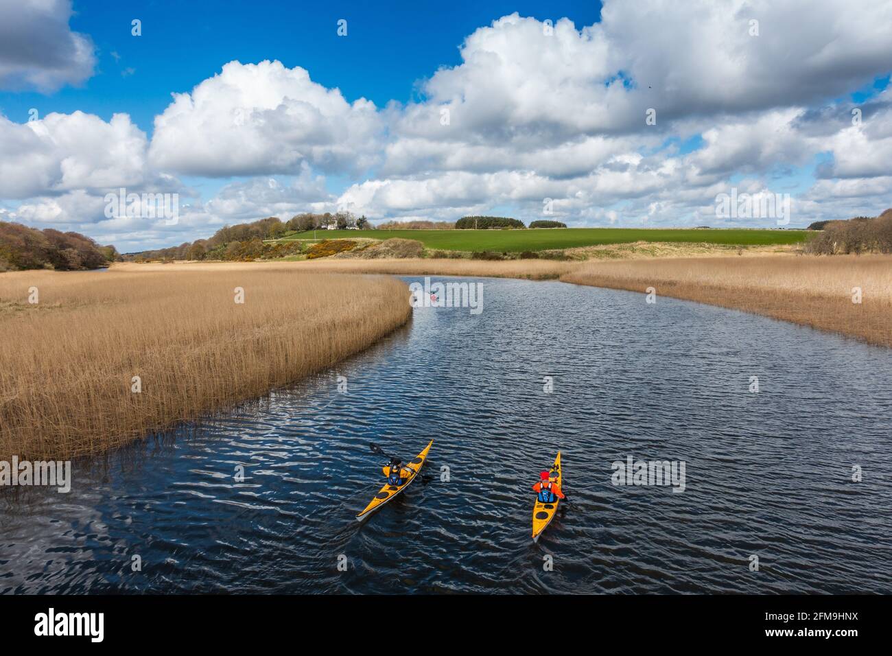 Kayakistes sur le fleuve Ythan à Logie Buchan, Aberdeenshire, Écosse Banque D'Images
