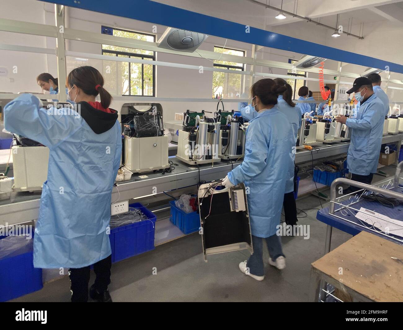 (210507) -- ZHENGZHOU, 7 mai 2021 (Xinhua) -- photo du dossier prise le 15 avril 2021 montre les membres du personnel travaillant sur la chaîne de production de Zhengzhou Olive Electronic Technology Co., Ltd. À Zhengzhou, capitale de la province de Henan en Chine centrale. (Xinhua) Banque D'Images
