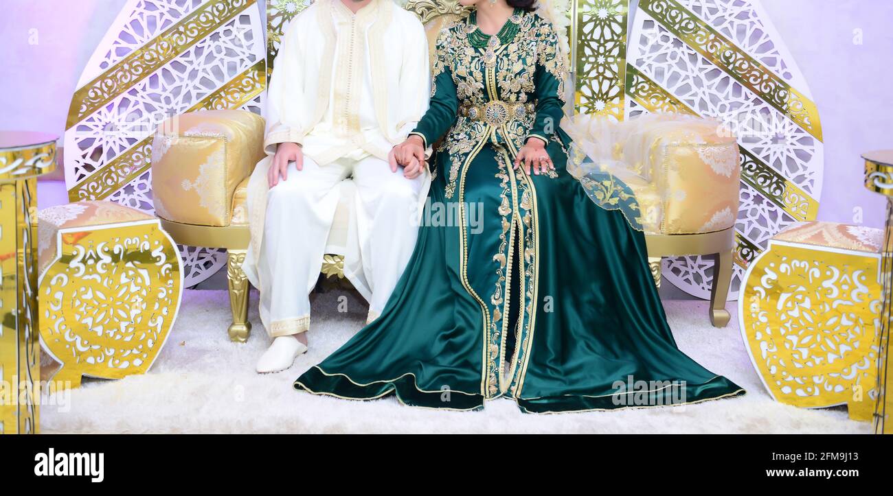 Un couple arabe marocain vêtu d'une tenue traditionnelle pendant leur Mariage à Tanger Banque D'Images