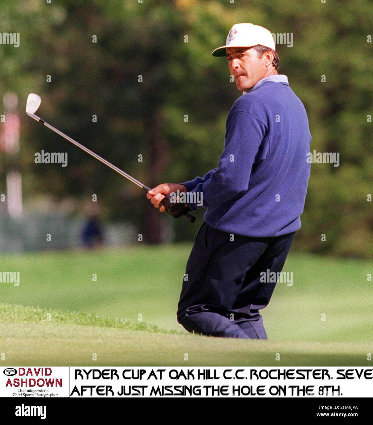Seve Ballesteros Golf, membre de l'équipe Europe, passe à la huitième place Trou sur le vert pendant la Ryder Cup à Oak Hill Rochester, État de New York Banque D'Images
