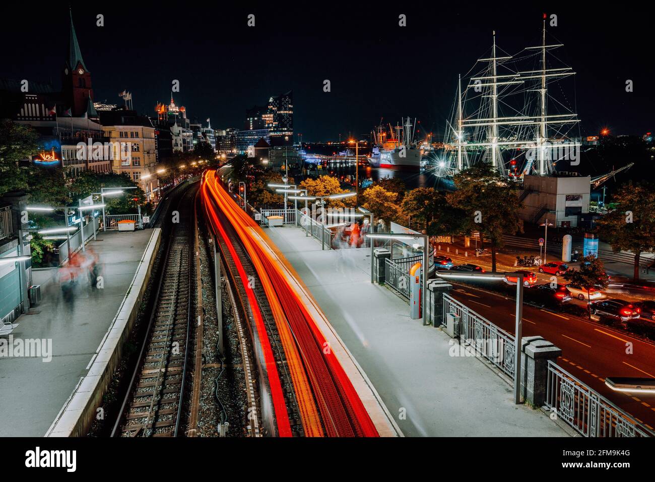 Ville de Hambourg paysage urbain du port et station de métro près de Landungsbruecken la nuit. Banque D'Images