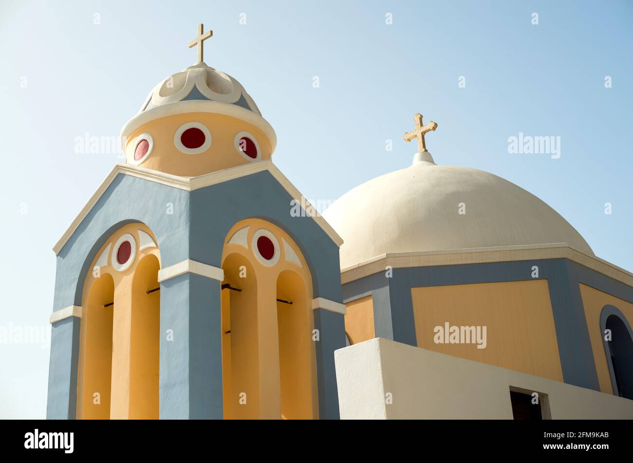 Une église grecque aux couleurs vives située sur l'île de Santorini, en Grèce. Banque D'Images