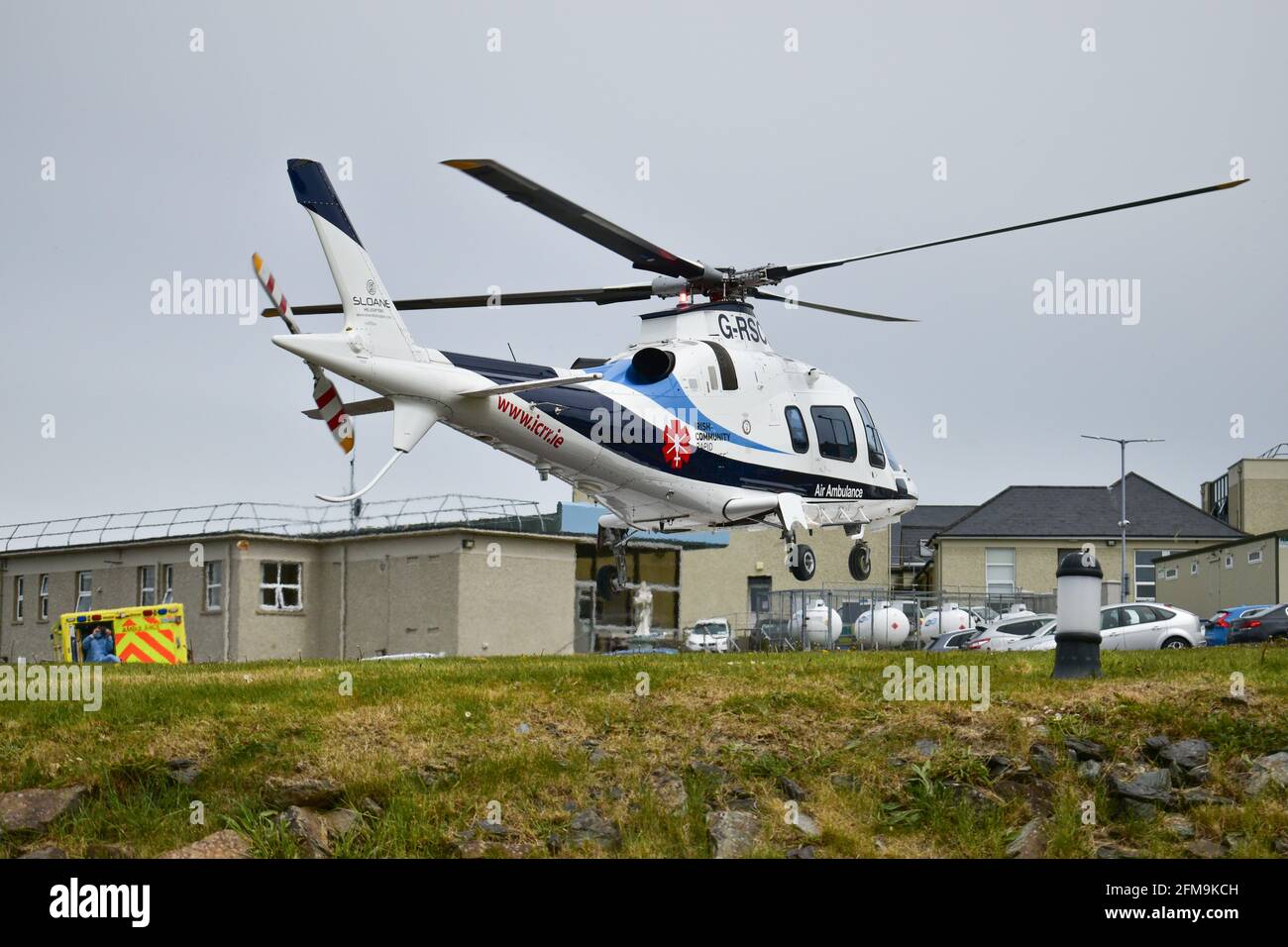 Bantry, West Cork, Irlande. 7 mai, UNE personne hospitalisée de l'hôpital général de Bantry dans l'ambulance aérienne communautaire irlandaise. Crédit: Karlis Dzjamko/Alay Live News Banque D'Images