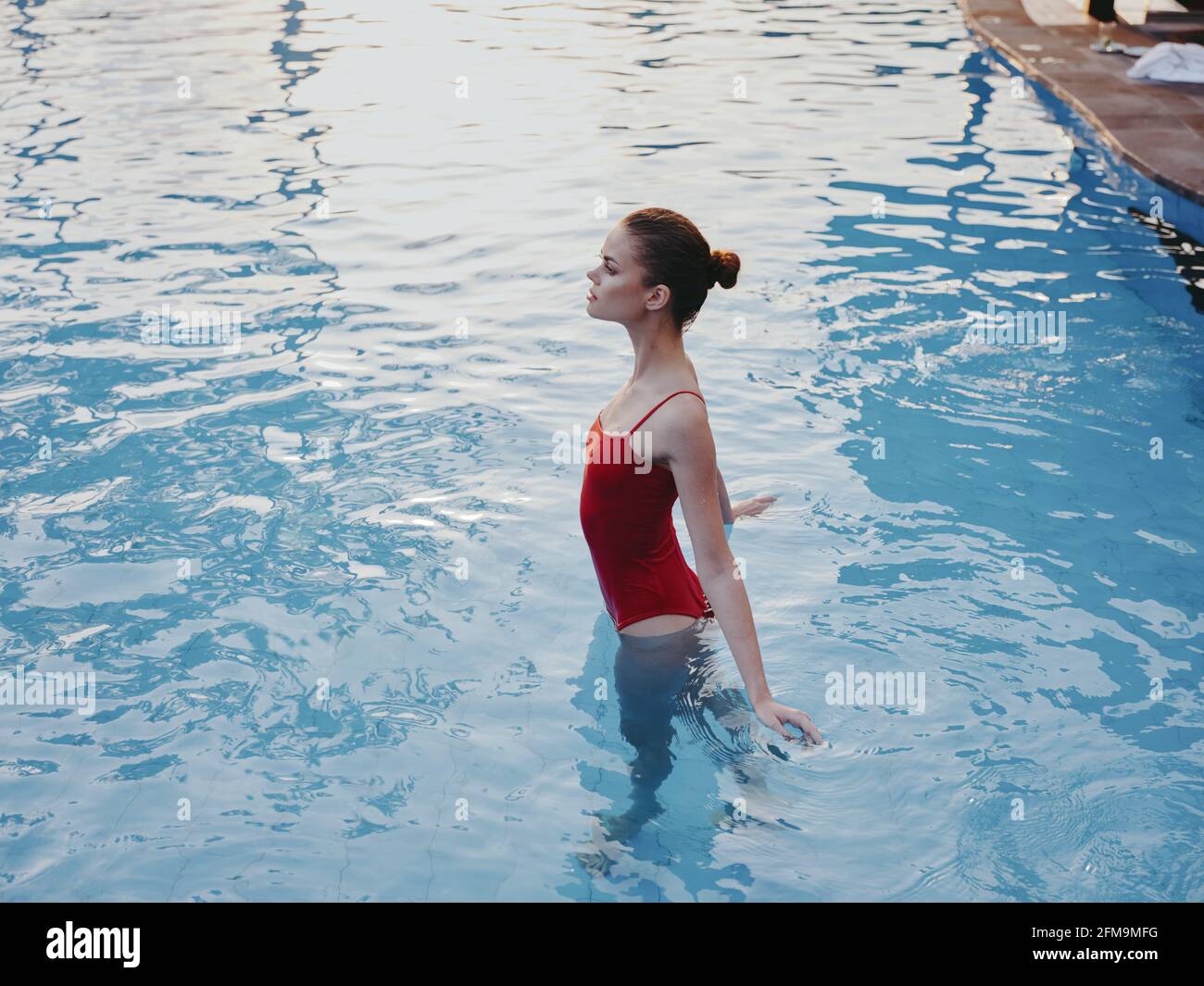femme en maillot de bain rouge nager dans la piscine transparente côté eau  afficher le modèle Photo Stock - Alamy