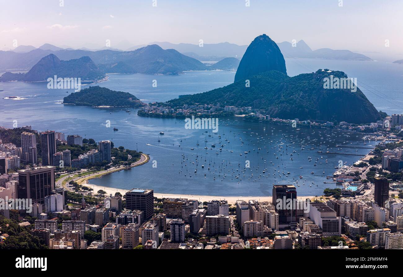Baie de Botafogo et montagne de pain de sucre à Rio de Janeiro, Brésil Banque D'Images