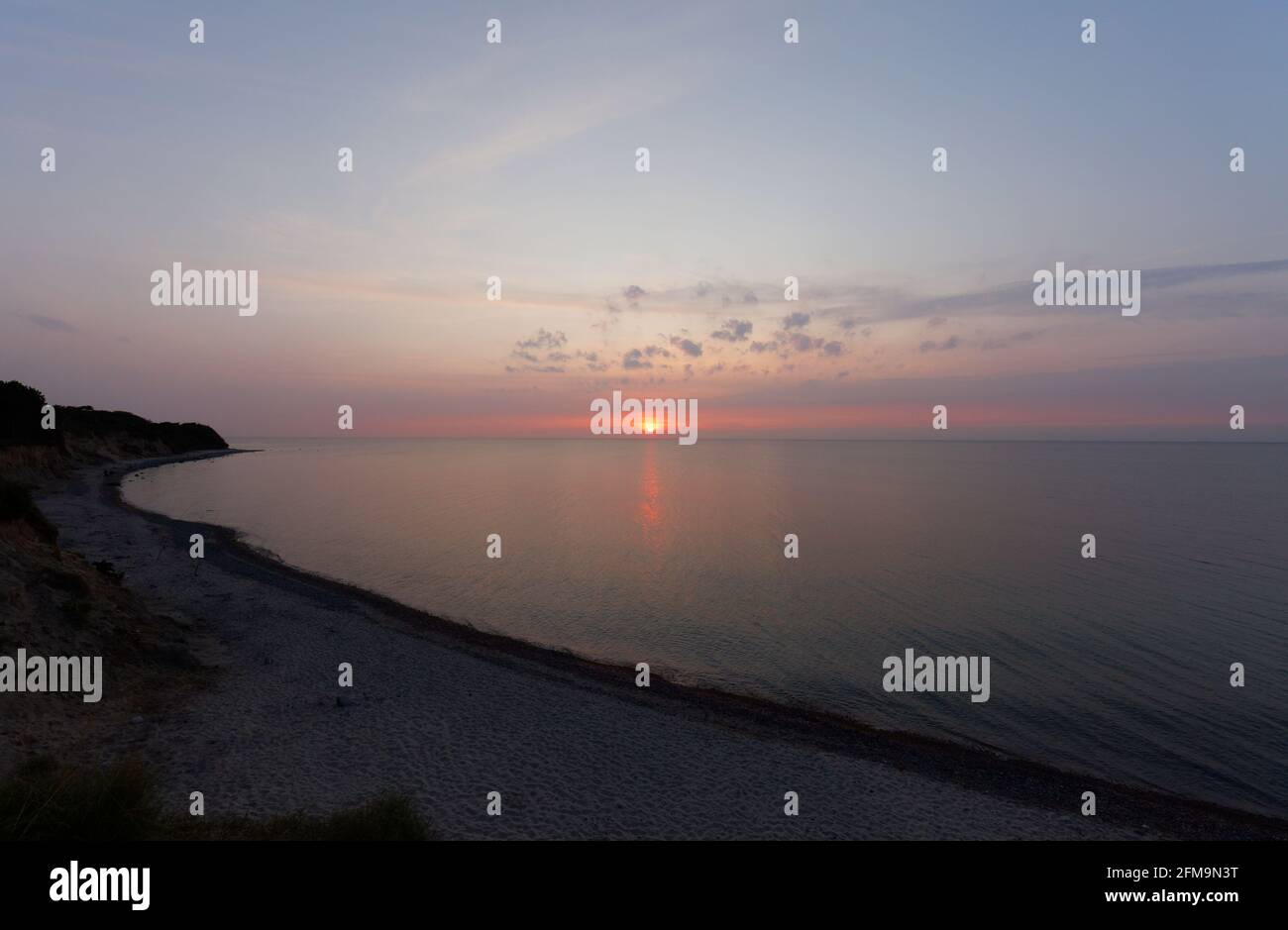 Coucher de soleil sur la mer Baltique, plage, rive nord-ouest de l'île de Ruegen Banque D'Images